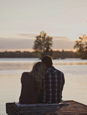 Pareja abrazados viendo atardecer