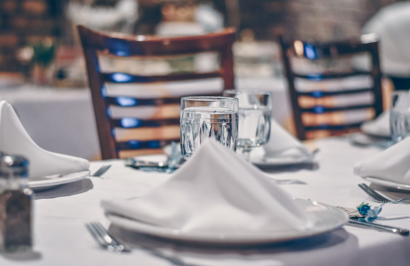 Mesa de restaurante montada con sus servilletas