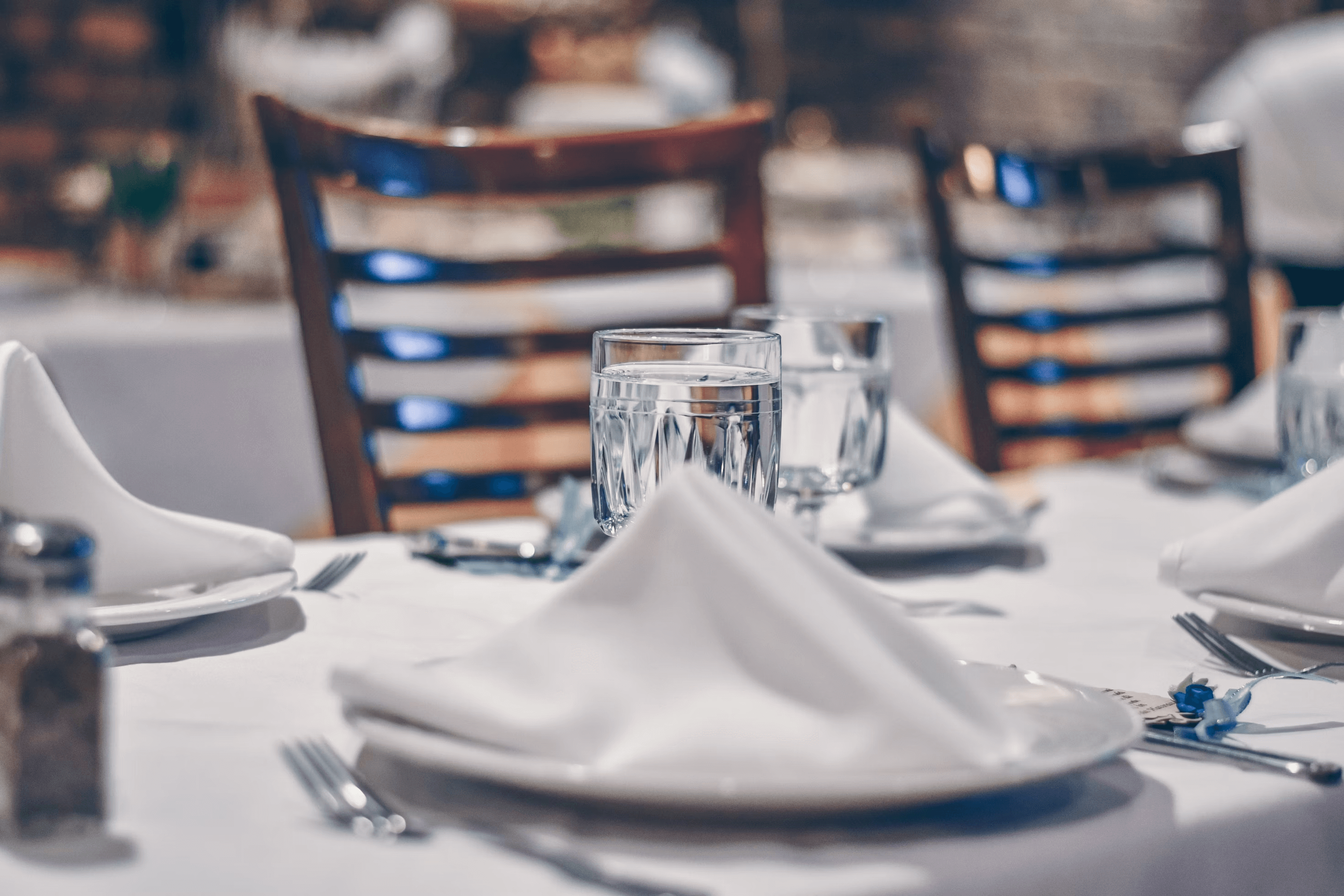 Mesa de restaurante montada con sus servilletas