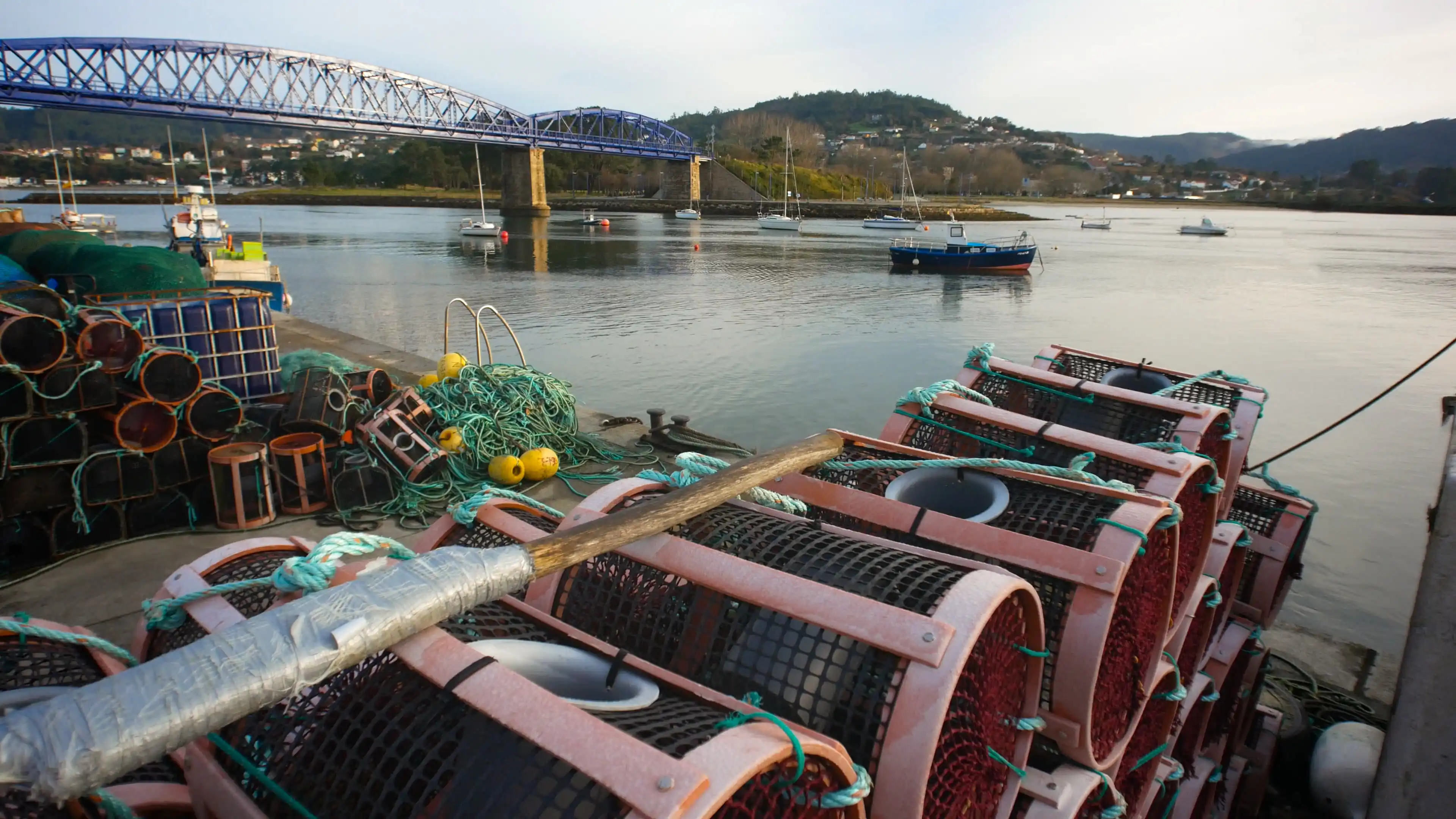 Aperos de pesca en el puerto de Pontedeume
