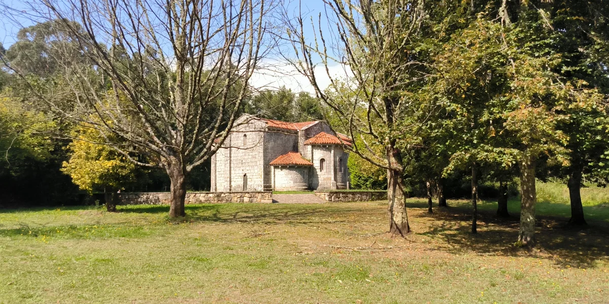 Capilla de San Miguel de Breamo entre los árboles