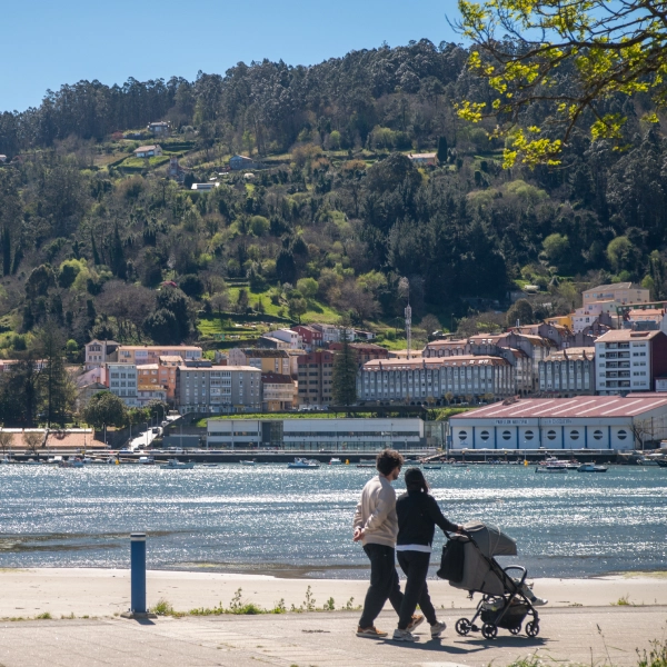 Familia en la playa en el área recreativa de Cabanas