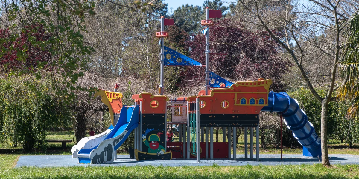 Parque infantil para niños en el área recreativa de Cabanas