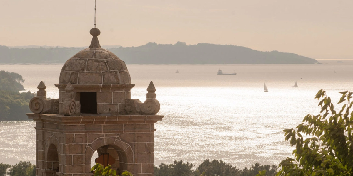Campanario Iglesia de Santiago con el mar de fondo
