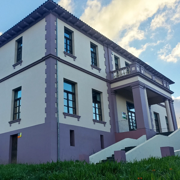 Escola Laica de arquitectura indiana en Cabanas