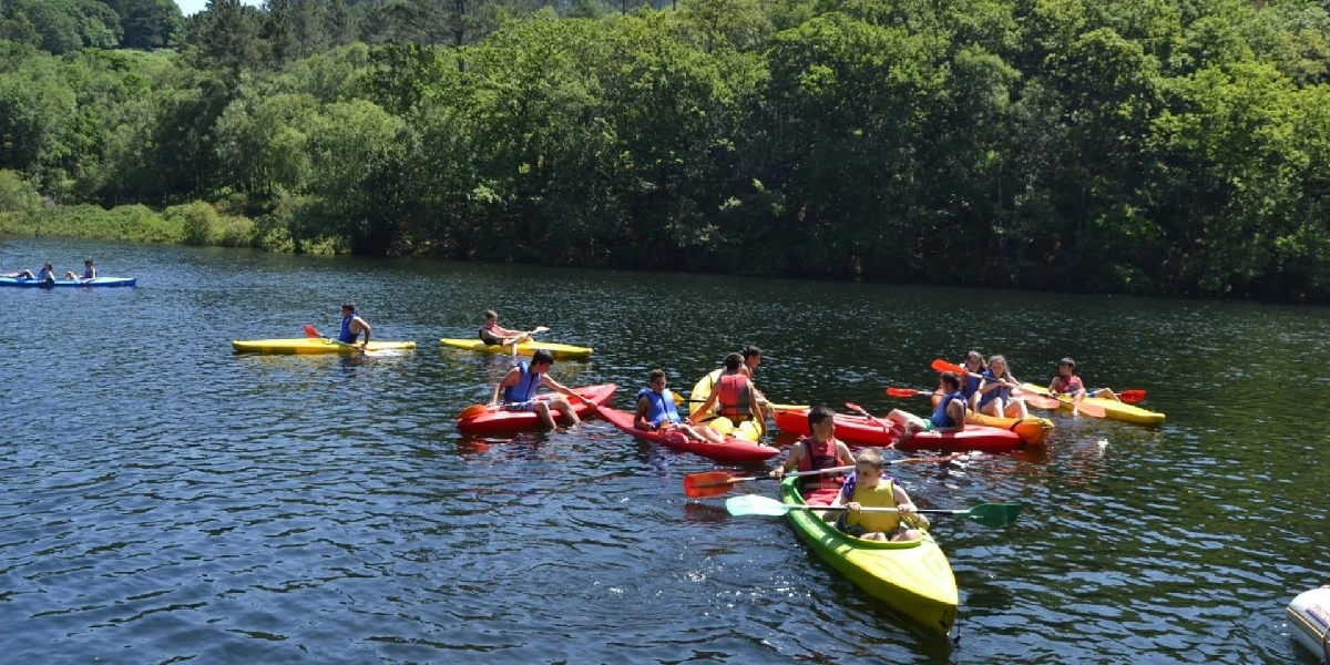 Niños haciendo kayak en el Eume en verano