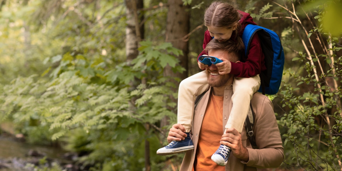 Padre y niña de excursión