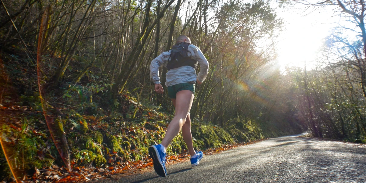 Hombre corriendo por la naturaleza
