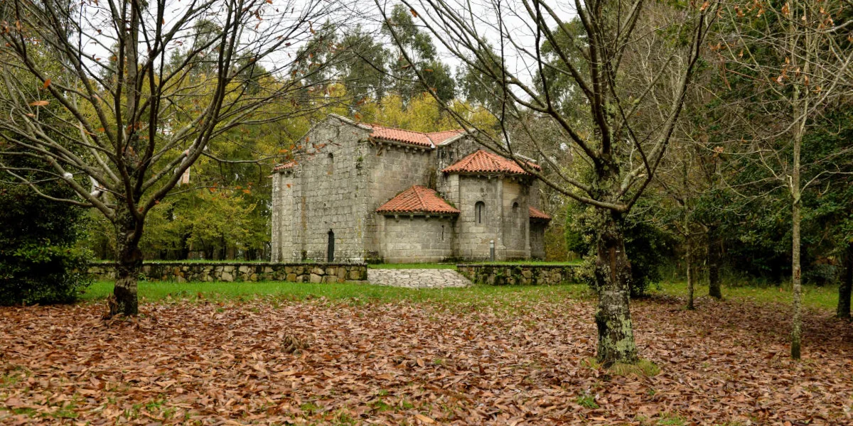 Ermita de San Miguel de Breamo en otoño