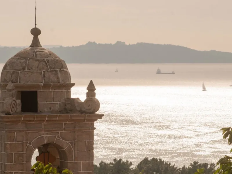 Campanario Iglesia de Santiago con el mar de fondo