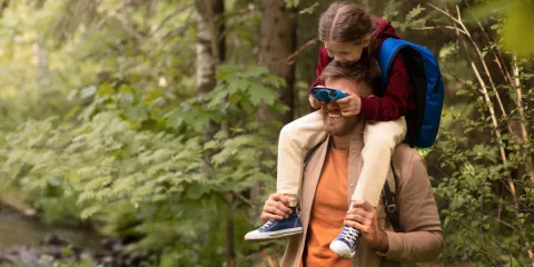 Padre y niña de excursión